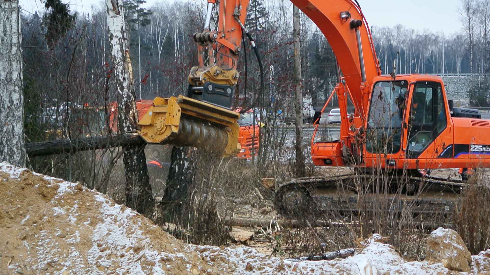 Опиловка деревьев под линиями электропередач ✓ Оборудование для опиловки.